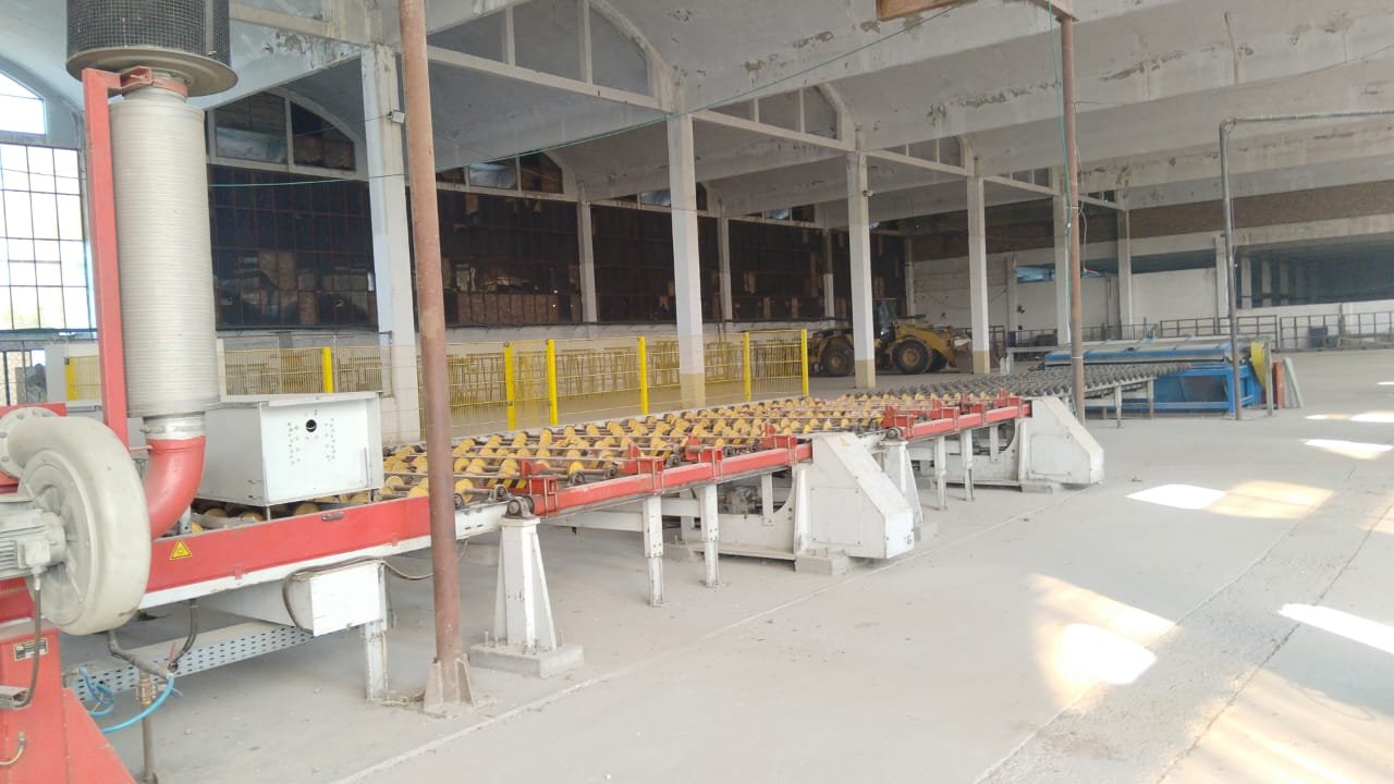 Cold end roller conveyor in the cutting hall of the float glass plant