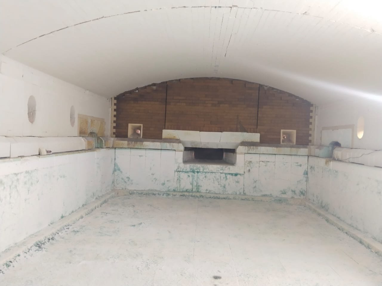 Working end of the melting furnace, refractory-lined chamber, float glass plant for sale